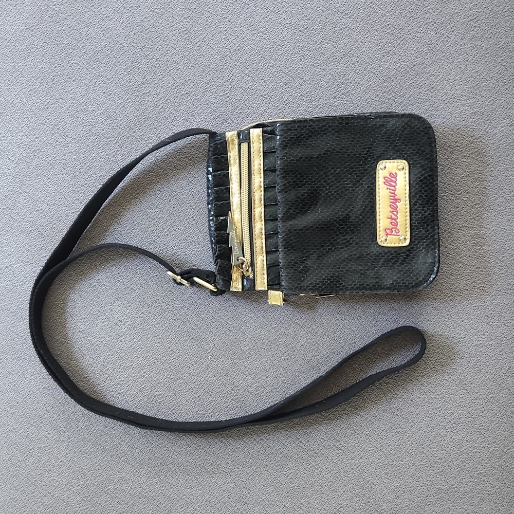 BETSEYVILLE Black Multi Pocket Crossbody purse